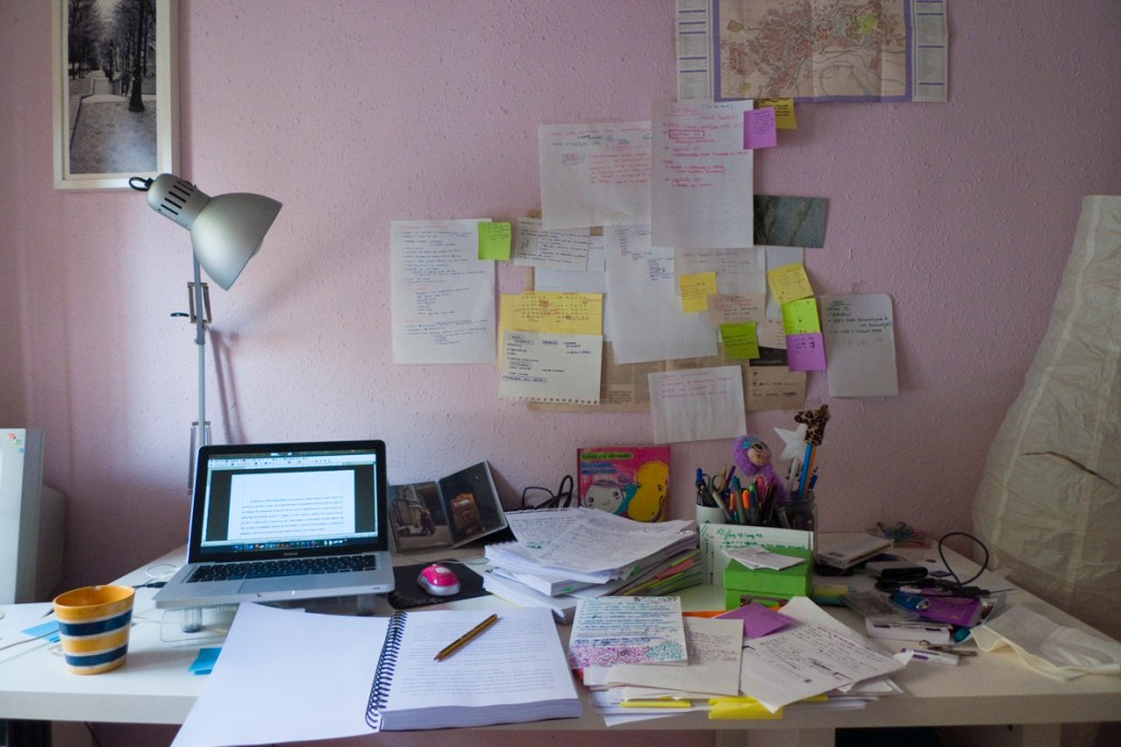 En la imagen podemos ver un escritorio lleno de post-it por todos los lados. Un espacio en el que se te quitan las ganas de estudiar...  En este caso MENOS sería MAS.